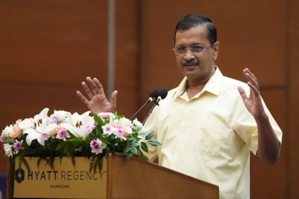 दिल्ली CM पर हमले के बाद केजरीवाल और आतिशी का बयान वायरल